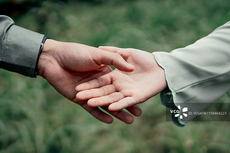 情侣在大自然中牵手图片素材