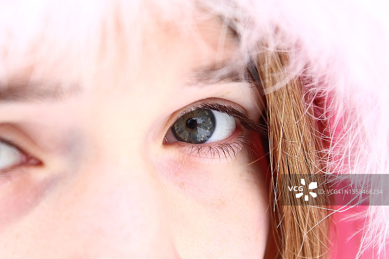 身穿羽绒服的女子绿色眼睛特写，拍摄于意大利图片素材