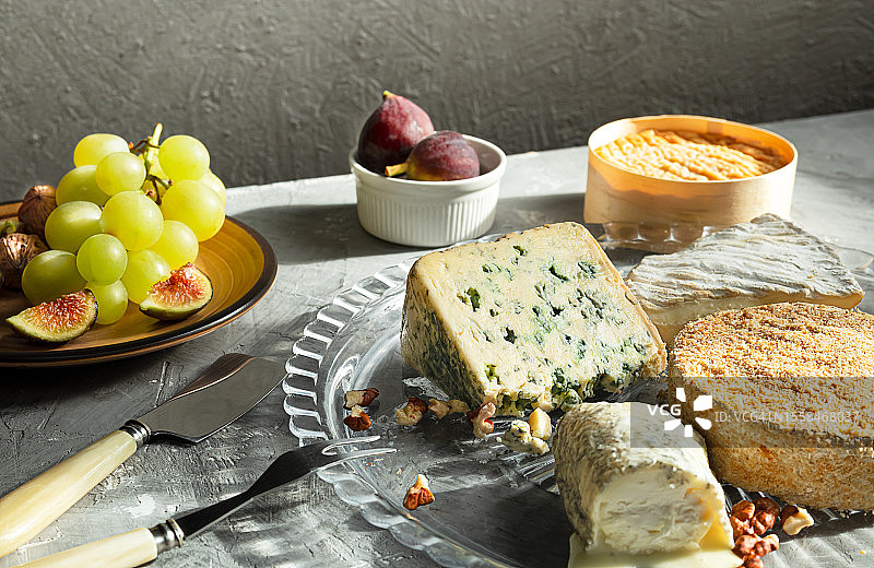 俯视角度拍摄的桌上奶酪和水果，法国图片素材