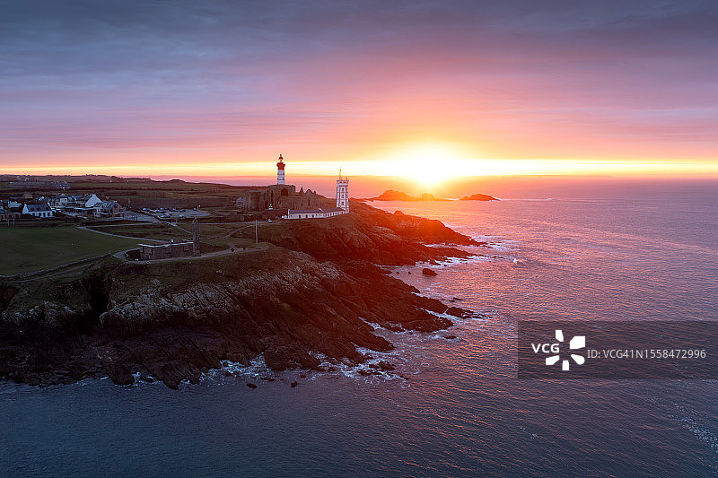 日出时分的法国和布列塔尼：圣马修角图片素材