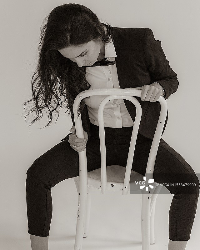 达拉斯年轻女人穿西装坐椅子特写图片素材