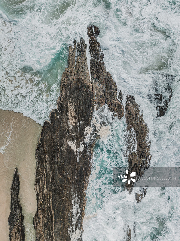 从无人机俯瞰澳大利亚昆士兰州黄金海岸的鲷鱼岩图片素材