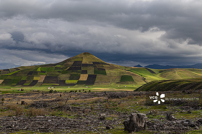 厄瓜多尔钦博拉索山附近的乡村风光图片素材