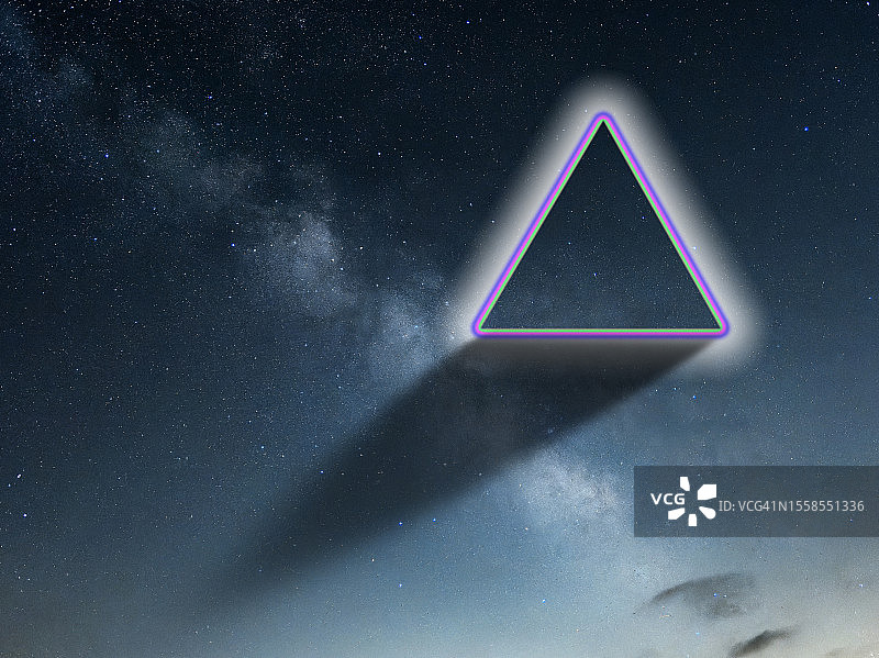 深邃的太空，银河系和一个通往元宇宙的开放式三角形门户图片素材