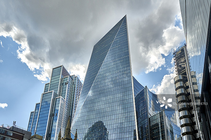 低角度仰视：从伦敦Leadenhall街望向劳埃德大厦、Scalpel大厦和威利斯大厦图片素材