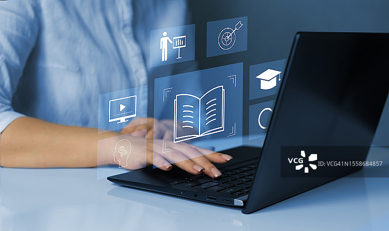 在线学习教育：互联网课程和在线研讨会，通过数字屏幕参加在线课程，互联网教育技术图片素材