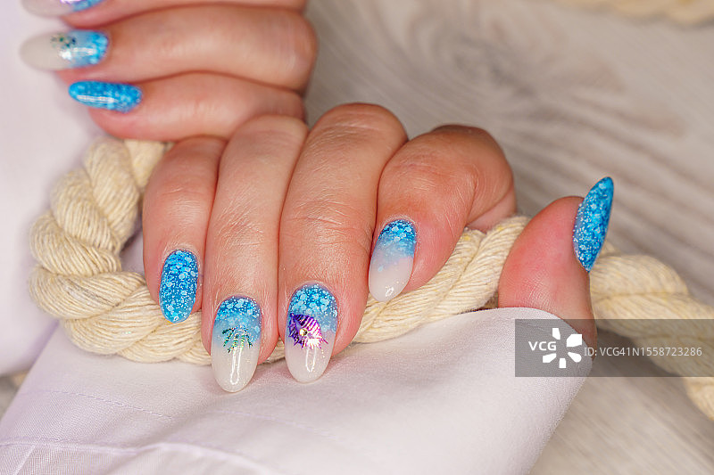 裸色美甲的女性手指特写，俄罗斯图片素材