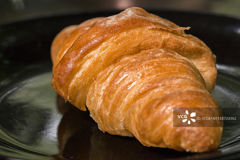 盘中羊角面包特写图片素材