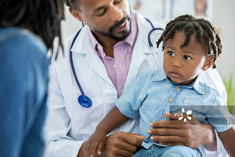 儿科医生在检查时检查可爱的幼儿男孩图片素材