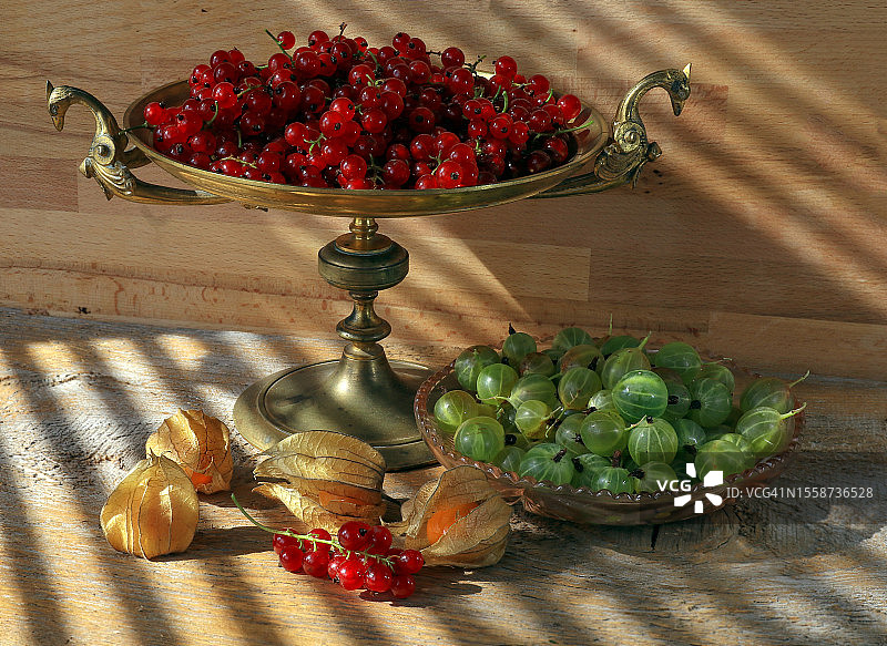 桌子上的水果和鲜花（高角度拍摄）图片素材