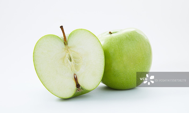 白色背景上的完整和切片青苹果图片素材