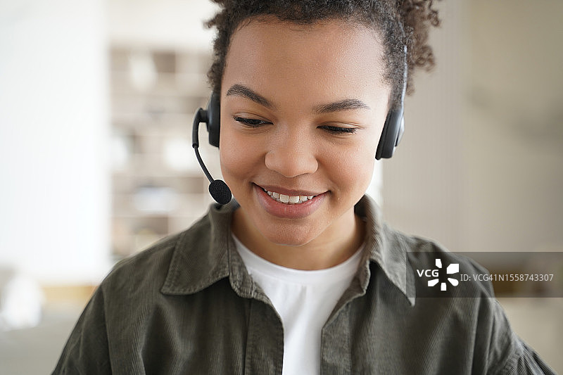 笑容满面的客户服务代表图片素材