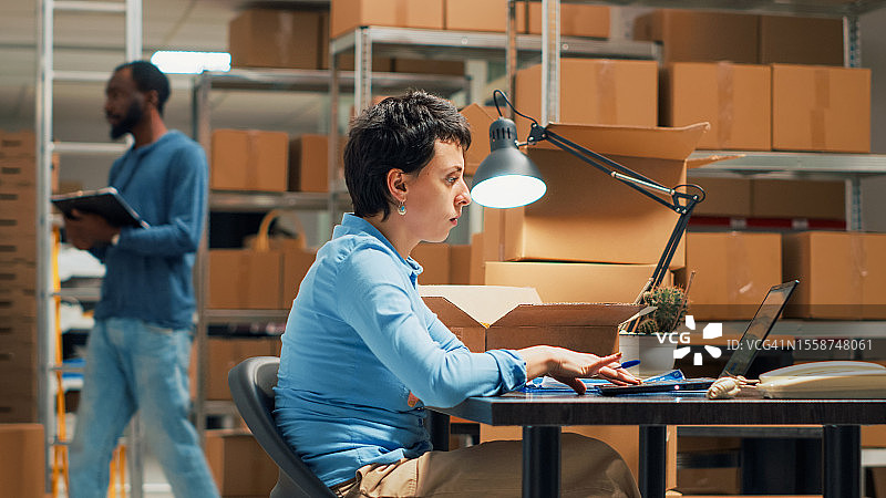 在办公室工作的女人图片素材