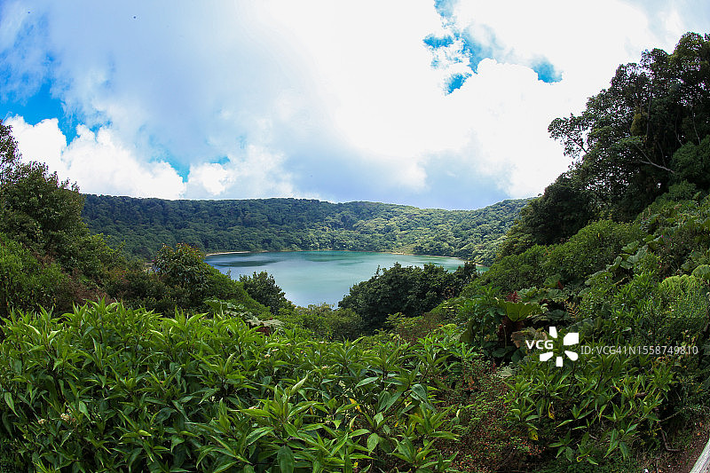波阿斯火山国家公园的热带植物环绕的泻湖图片素材
