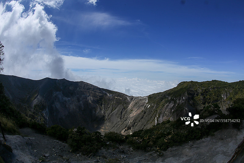 伊拉苏火山国家公园火山口顶部的云雾火山景观图片素材