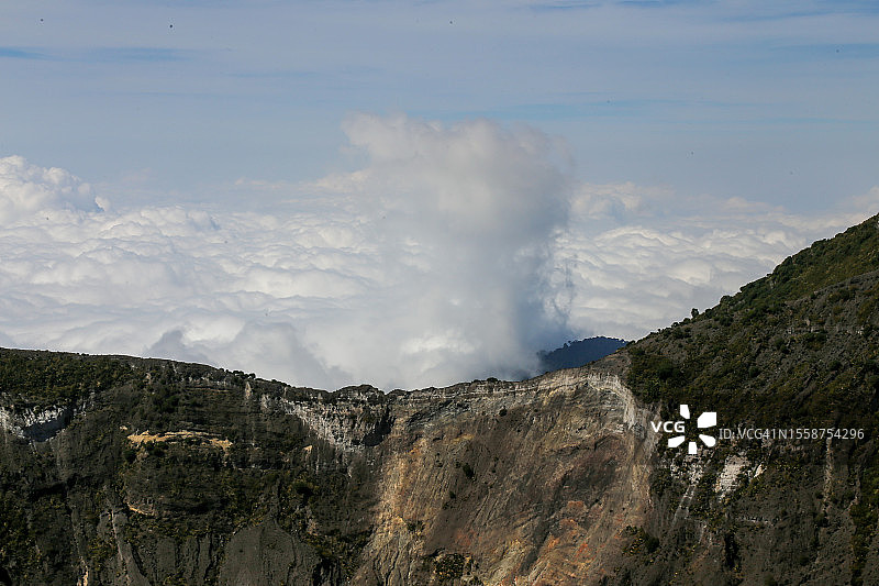 伊拉苏火山国家公园火山口顶部的云雾火山景观图片素材