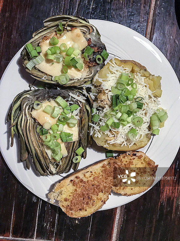 餐桌上盘子里食物的高角度视角图片素材