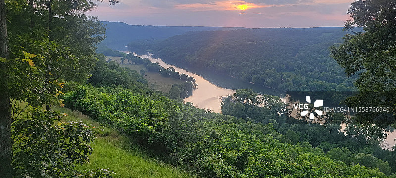 美国阿肯色州山景城的树木和山脉的俯视角度照片图片素材