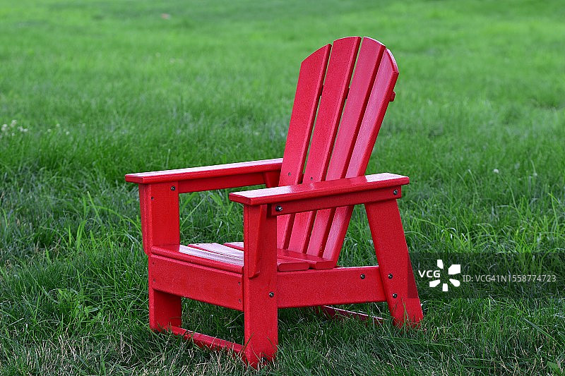 美国草地上的空红色椅子图片素材