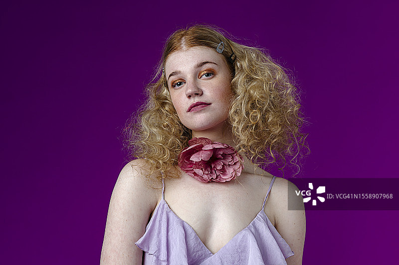 身穿紫色夏装的漂亮女人图片素材