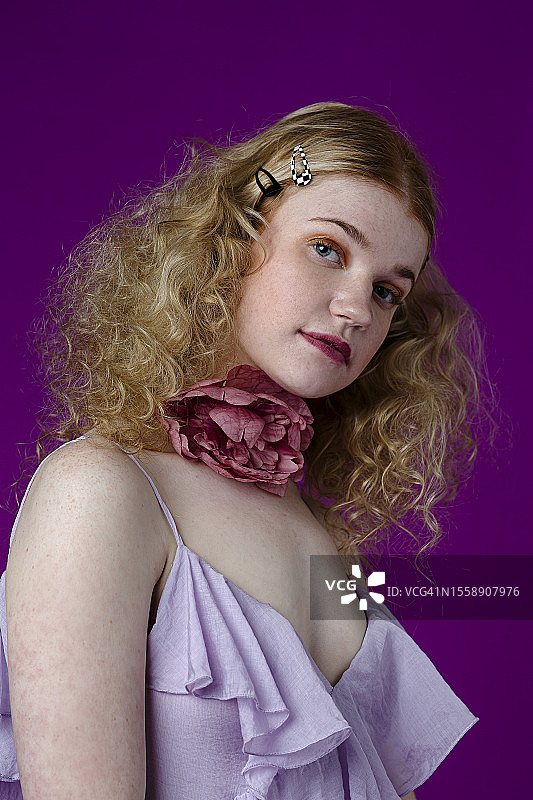 身穿紫色夏装的漂亮女人图片素材