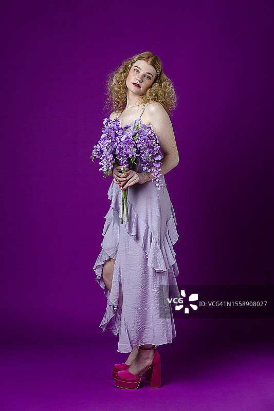 身穿紫色夏装的漂亮女人图片素材
