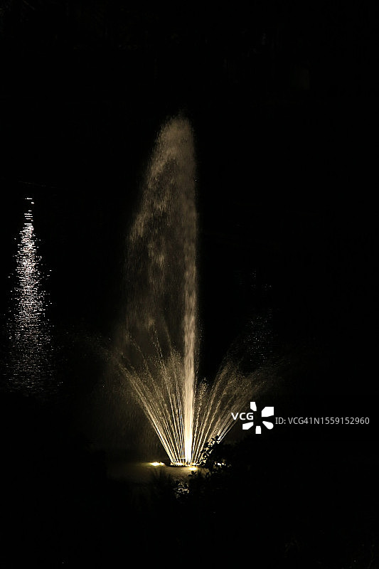 池塘上被照亮的喷泉图片素材