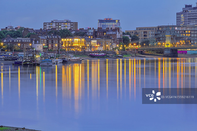 伦敦哈默史密斯河畔夜景图片素材