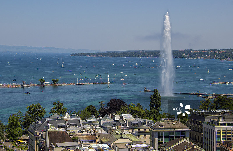 瑞士日内瓦圣皮埃尔大教堂的喷泉图片素材