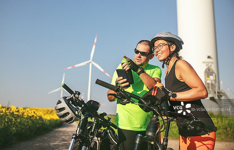 旅途中的骑行者图片素材