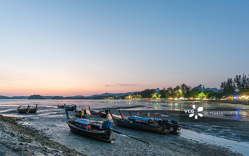 黄昏时的渔船图片素材