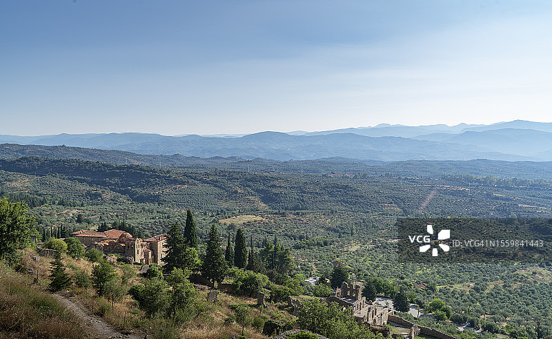 希腊：橄榄树林山丘上的古老遗址图片素材