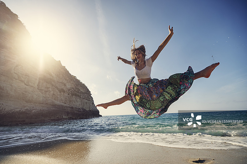 少女在美丽的海滩上跳舞图片素材