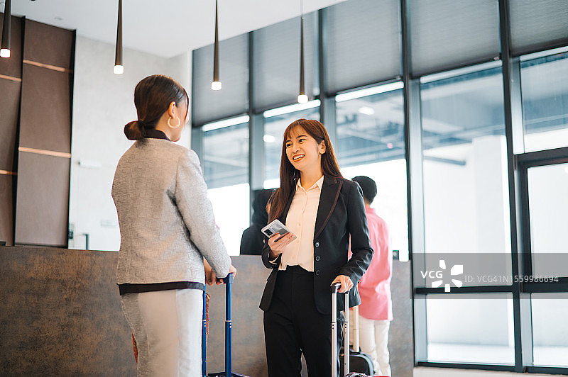 两名在酒店交谈的亚洲女商人图片素材