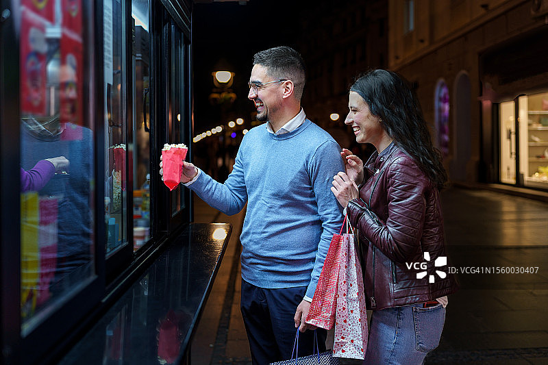 星空下情侣分享爆米花图片素材