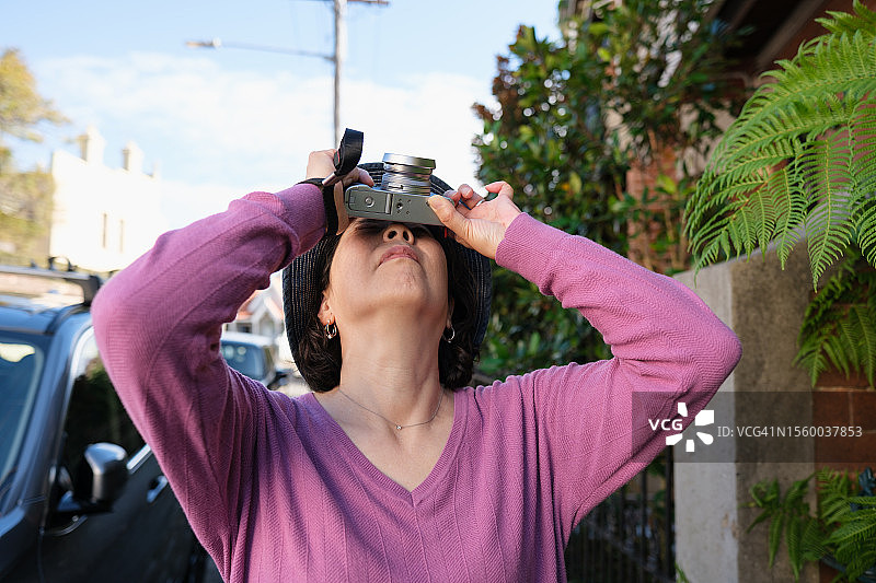 户外用相机拍照的女人图片素材