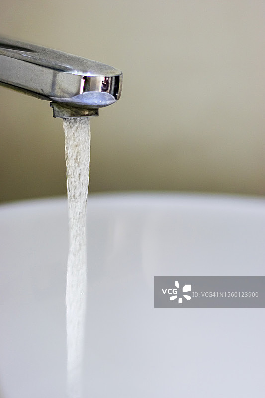 水从水龙头流出图片素材