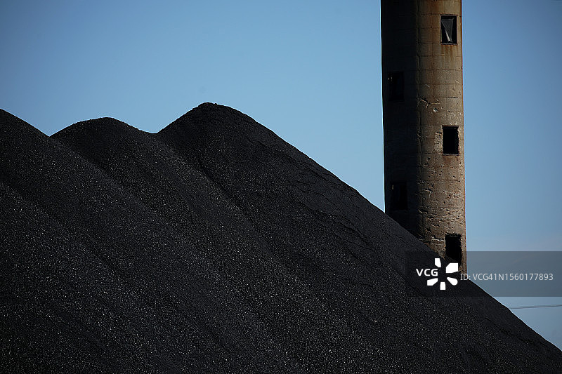 烟囱前的一堆煤图片素材