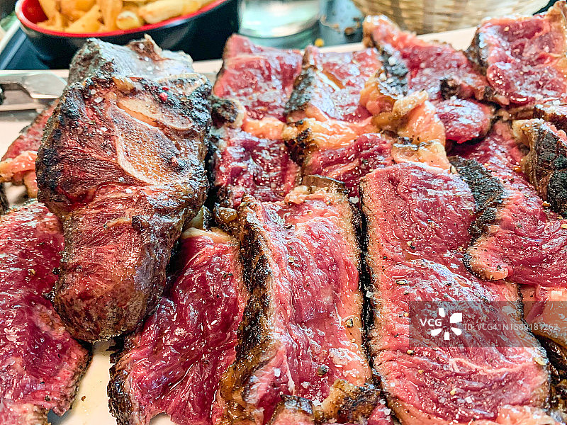 切成两半的五分熟牛排图片素材