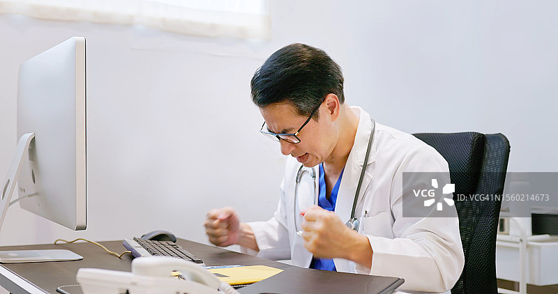 感到恼火的亚洲资深医生图片素材