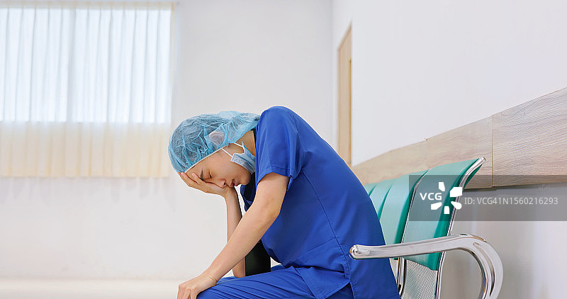 亚洲女护士感到沮丧图片素材