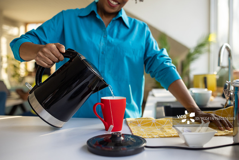 女人倒热水泡茶图片素材
