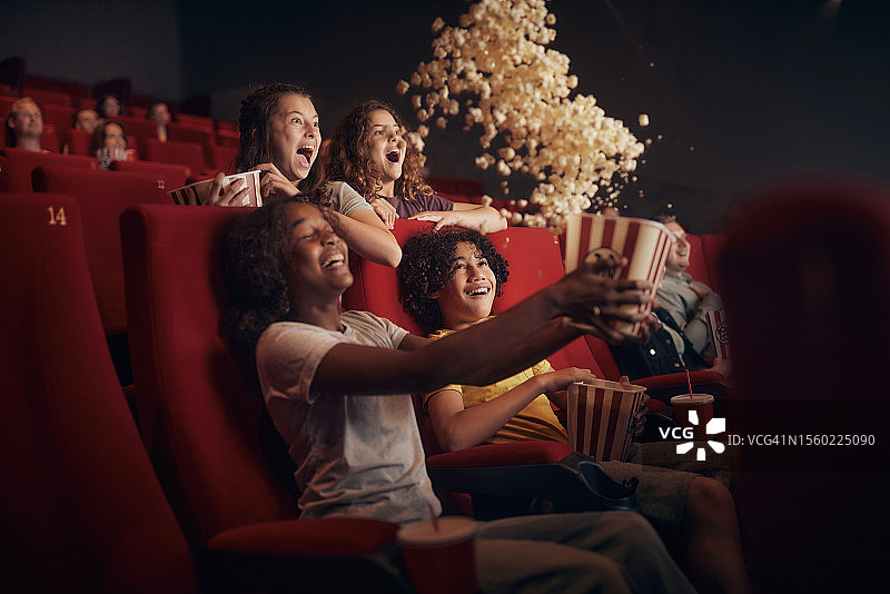 在电影院的欢乐时光！图片素材