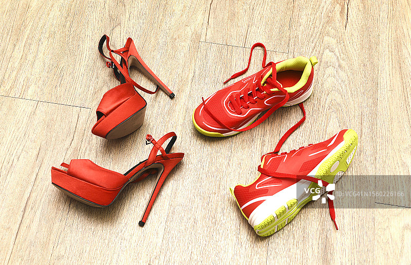 高跟鞋和运动鞋图片素材