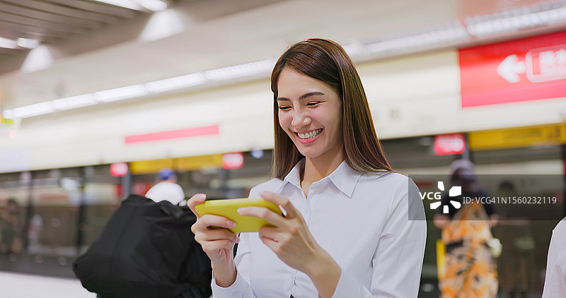 女人玩手机游戏图片素材