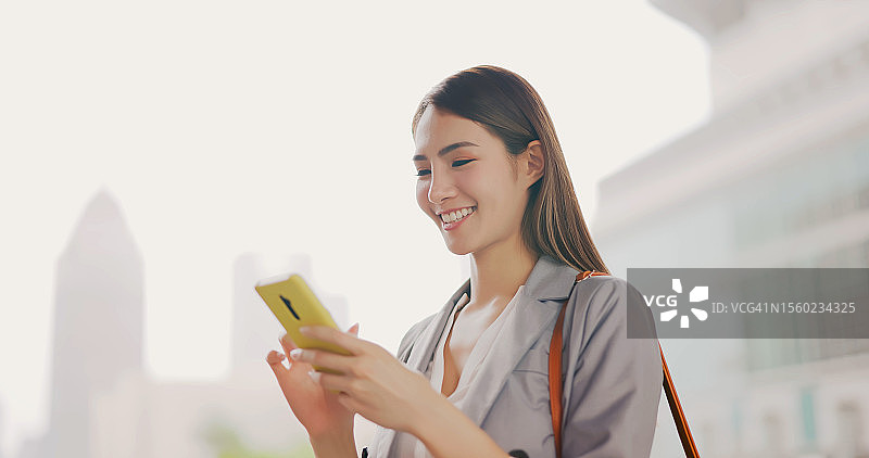 女人使用手机图片素材