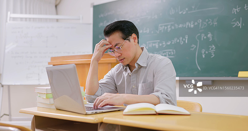 正在工作的男教授图片素材