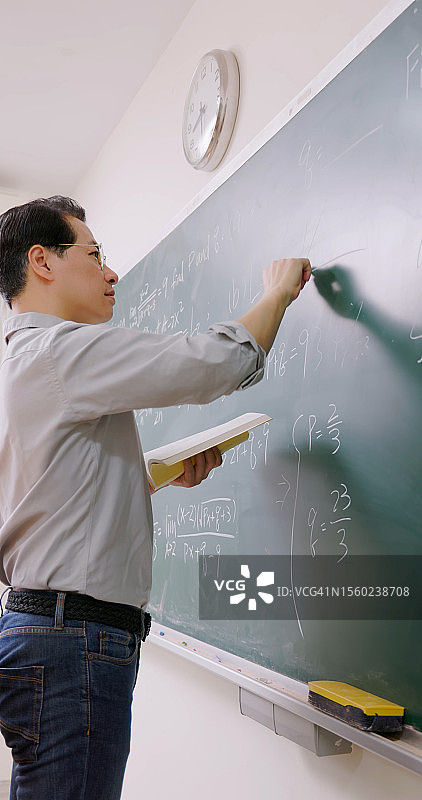 教授微积分的老年教授图片素材