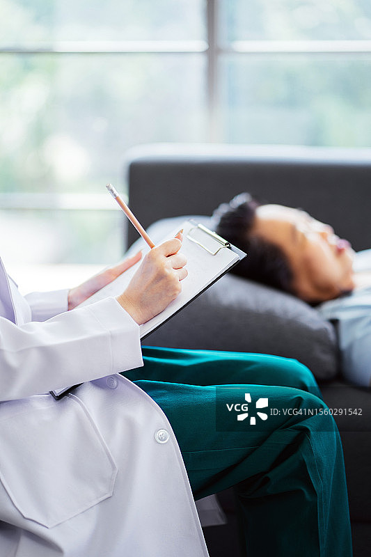 女医生为老年患者提供护理图片素材