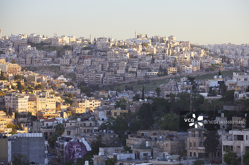 约旦安曼市房屋上的最后一缕阳光，贾巴尔·卡拉山图片素材